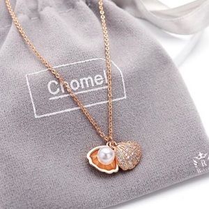 Cute shell pendent with pearl.